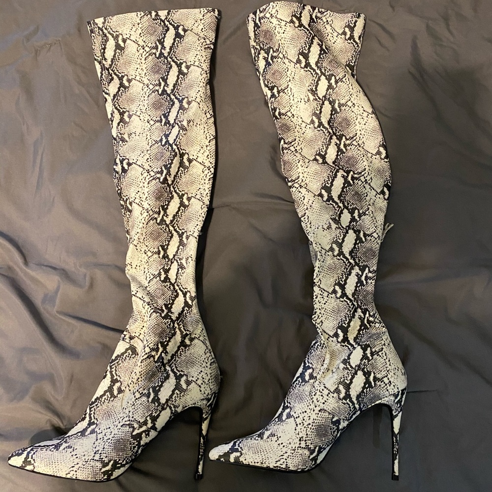 Knee higher snake skinned boots
